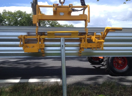 Potence a pince pour levage de glissiere sur autoroute - Photo 2 - Baltic Genesis